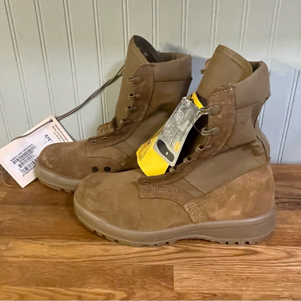 SOLD NEW Belleville Men’s Hot Weather Steel Toe Combat Boots (8W)